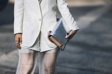 Milano, İtalya - 21 Şubat 2019: Milano Moda Haftası sırasında bir defile sonrası Sokak stili Kıyafet detayı - Mfwfw19