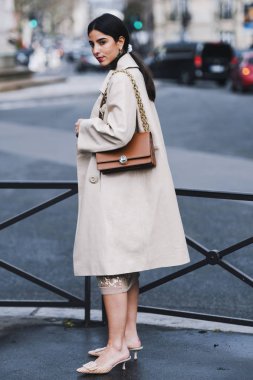 Paris, Fransa - 05 Mart 2019: Sokak stili kıyafet - Paris Moda Haftası sırasında bir defile sonra Chanel kıyafeti - Pfwfw19