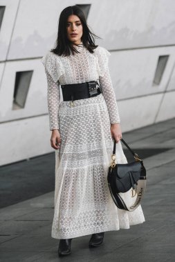 Paris, Fransa - 04 Mart 2019: Sokak stili kıyafet - Aida Domenech Paris Moda Haftası sırasında bir defile sonra - Pfwfw19