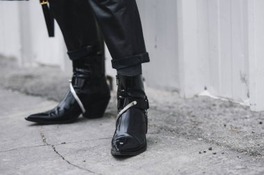 Paris, Fransa - 03 Mart 2019: Sokak stili kıyafet, ayrıntılı ayakkabı, yakın çekim, Paris Moda Haftası sırasında bir defile sonra - Pfwfw19