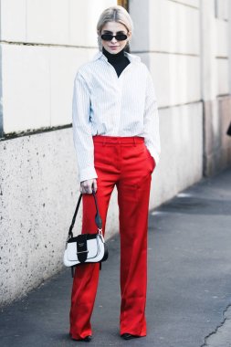 Milano, İtalya - 22 Şubat 2019: Milano Moda Haftası sırasında bir defile den sonra Prada çanta giyen Sokak stili Influencer Caroline Daur - Mfwfw19