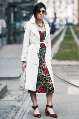 Milano, İtalya - 24 Şubat 2019: Milano Moda Haftası'nda bir defileden sonra sokak stili Kıyafet - Mfwfw19