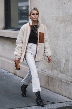 Paris, Fransa - 01 Mart 2019: Sokak stil kıyafeti - Caroline Daur bir defile sırasında Paris moda haftası - Pfwfw19 sonra