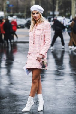 Paris, Fransa - 05 Mart 2019: Milano Moda Haftası'nda bir defile öncesi sokak stili kıyafet - Pfwfw19