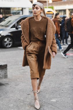 Milano, İtalya - 21 Şubat 2019: Milano Moda Haftası'nda bir defile öncesi Sokak stili Kıyafet - Mfwfw19