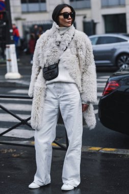 Paris, Fransa - 05 Mart 2019: Paris Moda Haftası sırasında bir defile sonra Sokak tarzı kıyafet Julie Pelipas - Pfwfw19