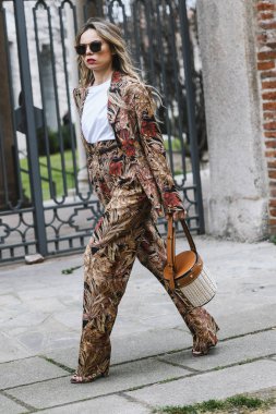 Milano, İtalya - 23 Şubat 2019: Milano Moda Haftası'nda bir defileden sonra sokak stili Erica Pelosini - Mfwfw19