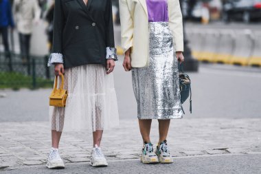 Paris, Fransa - 03 Mart 2019: Paris Moda Haftası sırasında bir defile den sonra sokak stili kıyafet, yakın çekim - Pfwfw19