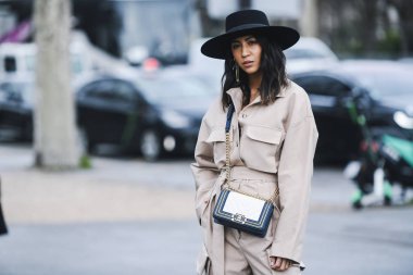 Paris, Fransa - 05 Mart 2019: Milano Moda Haftası'nda bir defile öncesi sokak stili kıyafet - Pfwfw19