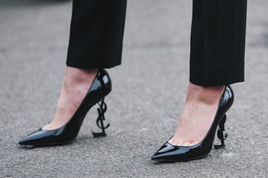 Milano, İtalya - 23 Şubat 2019: Milano Moda Haftası sırasında bir defile sonrası Sokak stili Ayakkabı detay - Mfwfw19