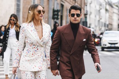 Milano, İtalya - 23 Şubat 2019: Milano Moda Haftası'nda bir defile öncesi sokak stili Kıyafetler - Mfwfw19