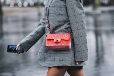 Paris, Fransa - 05 Mart 2019: Sokak stili kıyafet - Paris Moda Haftası sırasında bir defile den sonra Chanel çanta giyen kadın - Pfwfw19
