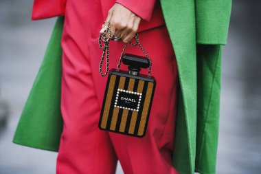 Paris, Fransa - 05 Mart 2019: Milano Moda Haftası'nda bir defile öncesi sokak stili kıyafet - Pfwfw19