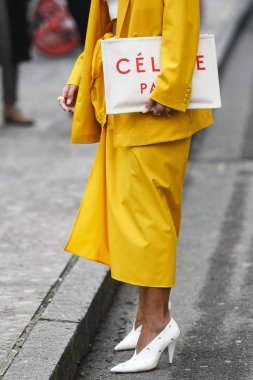Milano, İtalya - 21 Şubat 2019: Milano Moda Haftası'nda bir defile öncesi Bir Celine çanta Sokak stili Detay - Mfwfw19