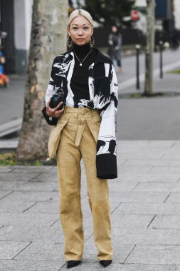 Paris, Fransa - 01 Mart 2019: Sokak stil kıyafeti - Vanessa Hong bir defile sırasında Paris moda haftası - Pfwfw19 önce
