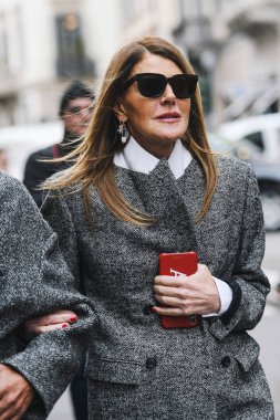 Milano, İtalya - 23 Şubat 2019: Sokak stili Moda gazetecisi Anna Dello Russo Milano Moda Haftası sırasında bir defile den sonra - Mfwfw19