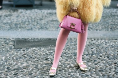 Milano, İtalya - 21 Şubat 2019: Milano Moda Haftası sırasında bir defile sonrası Sokak stili Çanta detayı - Mfwfw19