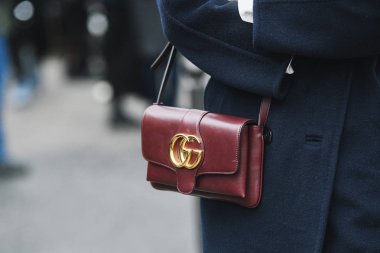 Paris, Fransa - 03 Mart 2019: Paris Moda Haftası sırasında bir defile den sonra sokak stili kıyafet, yakın çekim - Pfwfw19