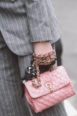 Milano, İtalya - 23 Şubat 2019: Milano Moda Haftası sırasında bir defile sonrası Sokak stili Çanta detayı - Mfwfw19