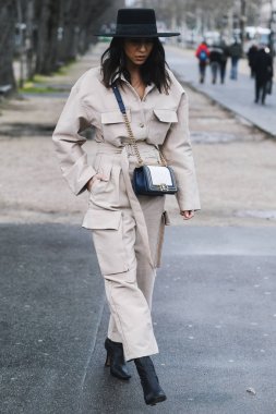 Paris, Fransa - 05 Mart 2019: Milano Moda Haftası'nda bir defile öncesi sokak stili kıyafet - Pfwfw19
