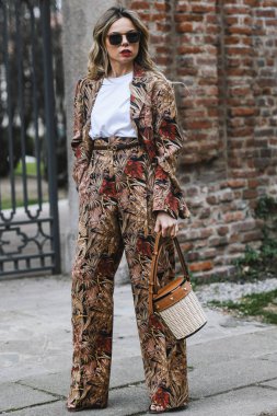 Milano, İtalya - 23 Şubat 2019: Milano Moda Haftası'nda bir defileden sonra sokak stili Erica Pelosini - Mfwfw19