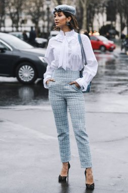 Paris, Fransa - 05 Mart 2019: Milano Moda Haftası'nda bir defile öncesi sokak stili kıyafet - Pfwfw19