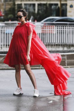 Paris, Fransa - 04 Mart 2019: Sokak stili kıyafet - Paris Moda Haftası sırasında bir defile sonrası Aimee Song - Pfwfw19