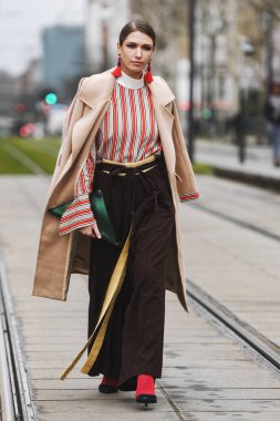 Paris, Fransa-Mart 01, 2019: sokak tarzı kıyafet-Paris moda haftası sırasında bir moda gösterisi önce Landiana Cerciu-Pfwfw19