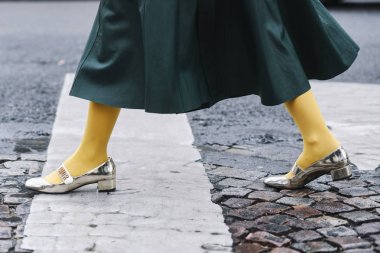 Paris, Fransa - 05 Mart 2019: Sokak stili kıyafet - Paris Moda Haftası sırasında bir defile sonra ayrıntılı Dior ayakkabı - Pfwfw19