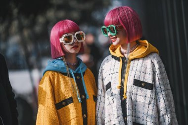 Milano, İtalya - 20 Şubat 2019: Sokak stili kıyafetler - Milano Moda Haftası'nda defile öncesi Ami Suzuki ve Aya Suzuki - Mfwfw19