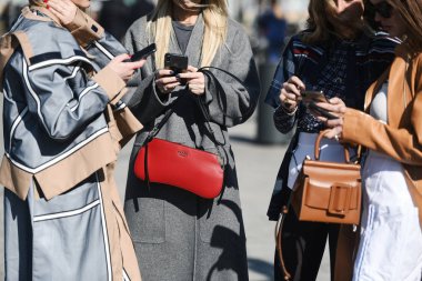 Milano, İtalya - 22 Şubat 2019: Milano Moda Haftası sırasında bir defile sonrası sokak stili Prada çanta detayı - Mfwfw19