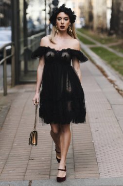 Milano, İtalya - 24 Şubat 2019: Milano Moda Haftası'nda bir defileden sonra sokak stili Kıyafet - Mfwfw19