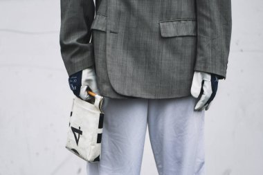 Paris, Fransa - 03 Mart 2019: Paris Moda Haftası sırasında bir defile den sonra sokak stili kıyafet, yakın çekim - Pfwfw19