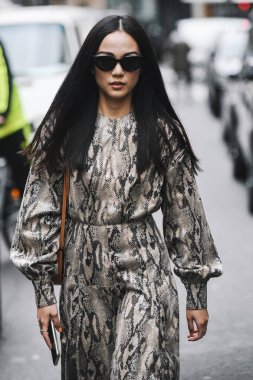 Paris, Fransa - 03 Mart 2019: Sokak stili kıyafet - Yoyo Cao Paris Moda Haftası sırasında bir defile sonra - Pfwfw19