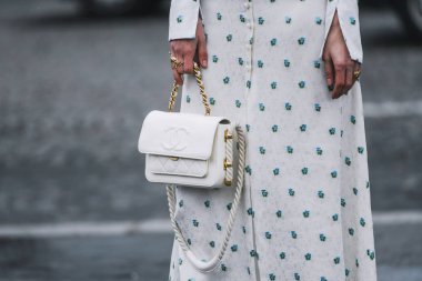 Paris, Fransa - 05 Mart 2019: Sokak stili kıyafet - Paris Moda Haftası sırasında bir defile den sonra Chanel çanta giyen kadın - Pfwfw19