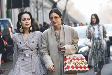 Milano, İtalya - 21 Şubat 2019: Milano Moda Haftası'nda bir defilenin peşinde sokak stili Bak - Mfwfw19