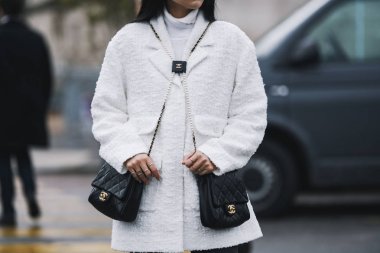 Paris, Fransa - 05 Mart 2019: Milano Moda Haftası'nda bir defile öncesi sokak stili kıyafet - Pfwfw19