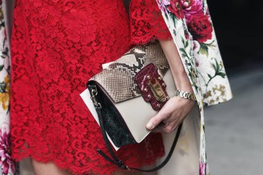 Milano, İtalya - 24 Şubat 2019: Milano Moda Haftası'nda bir defile öncesi Sokak stili Çanta detayı - Mfwfw19