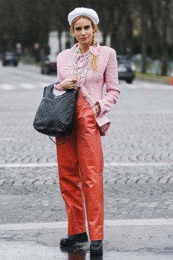 Paris, Fransa - 05 Mart 2019: Milano Moda Haftası'nda bir defile öncesi sokak stili kıyafet - Pfwfw19