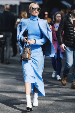 Milano, İtalya - 21 Şubat 2019: Milano Moda Haftası'nda bir defile öncesi Sokak stili Kıyafet - Mfwfw19
