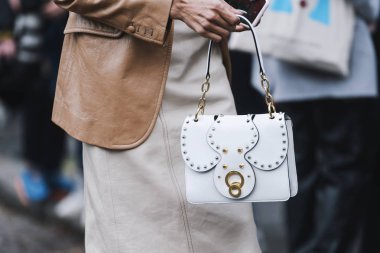 Paris, Fransa - 05 Mart 2019: Sokak stili kıyafet - Paris Moda Haftası sırasında bir defile den sonra Miu Miu çanta giyen kadın - Pfwfw19