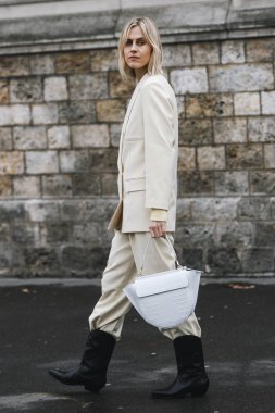 Paris, Fransa - 02 Mart 2019: Sokak stili kıyafet - Paris Moda Haftası sırasında bir defile önce - Pfwfw19
