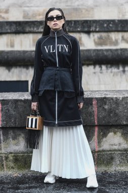Paris, Fransa - 03 Mart 2019: Sokak stili kıyafet - Paris Moda Haftası sırasında bir defile sonra - Pfwfw19