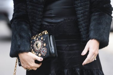 Milano, İtalya - 24 Şubat 2019: Milano Moda Haftası'nda bir defile öncesi Sokak stili Çanta detayı - Mfwfw19