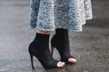Paris, Fransa - 02 Mart 2019: Sokak stili kıyafet - Paris Moda Haftası sırasında bir defile sonra - Pfwfw19
