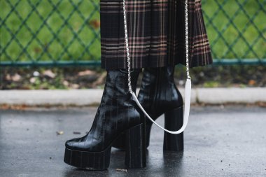 Paris, Fransa - 05 Mart 2019: Paris Moda Haftası sırasında sokak stili görünümü - Pfwfw19