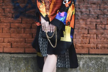 Paris, Fransa-Mart 01, 2019: sokak tarzı kıyafet-Paris moda haftası sırasında bir moda gösterisi önce-Pfwfw19