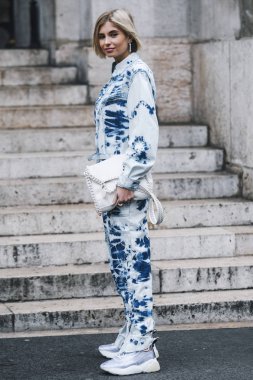 Paris, Fransa - 04 Mart 2019: Sokak stili kıyafet - Paris Moda Haftası sırasında bir defile sonrası Xenia Adonts - Pfwfw19
