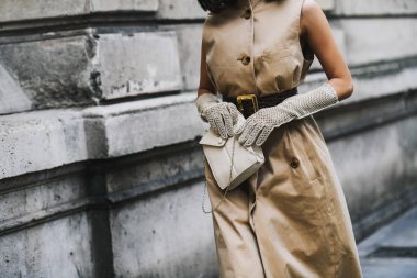 Paris, Fransa - 02 Mart 2019: Sokak stili kıyafet - Paris Moda Haftası sırasında bir defile sonra - Pfwfw19