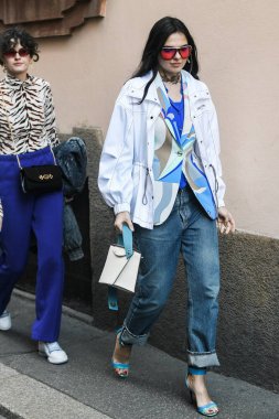 Milano, İtalya - 21 Şubat 2019: Sokak stili - Influencer Doina Ciobanu Milano Moda Haftası sırasında bir defile sonrası - Mfwfw19
